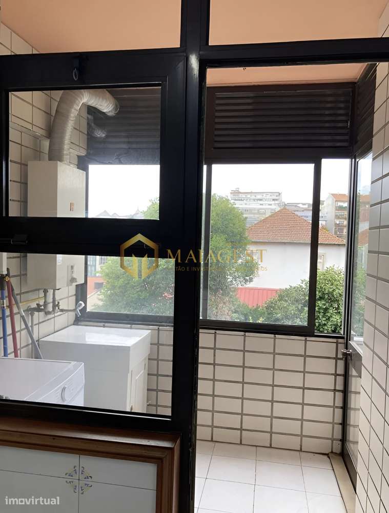 T2 muito luminoso com varanda, garagem e localização central - Grande imagem: 4/13