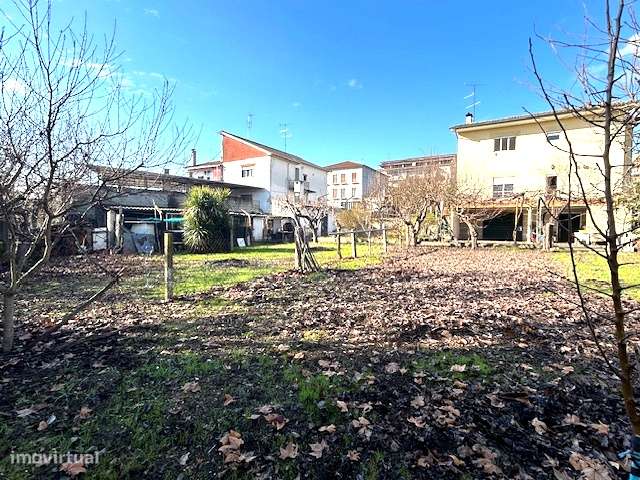 Moradia T4 isolada com jardim e garagem-16