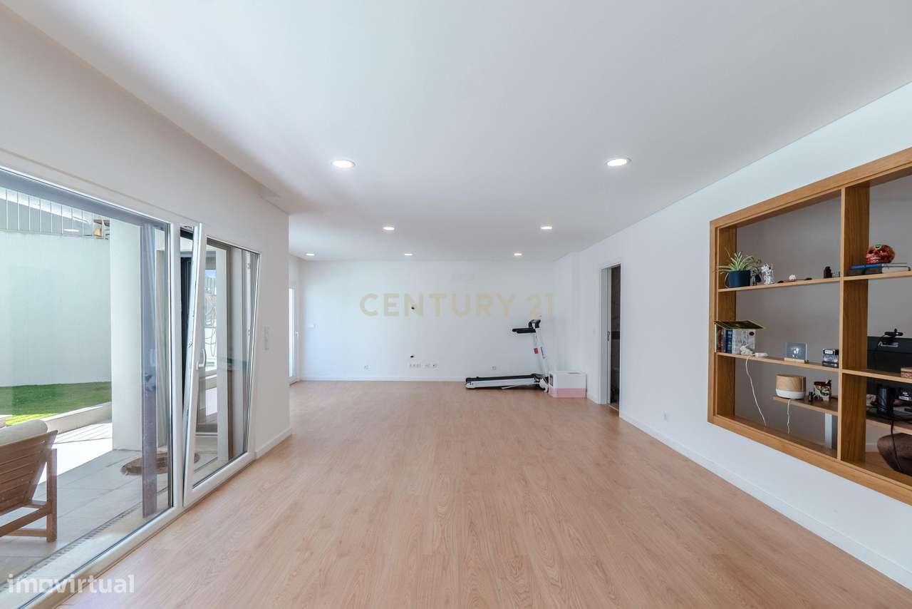 Moradia T3 + 2 com Piscina - Foros de Amora-30