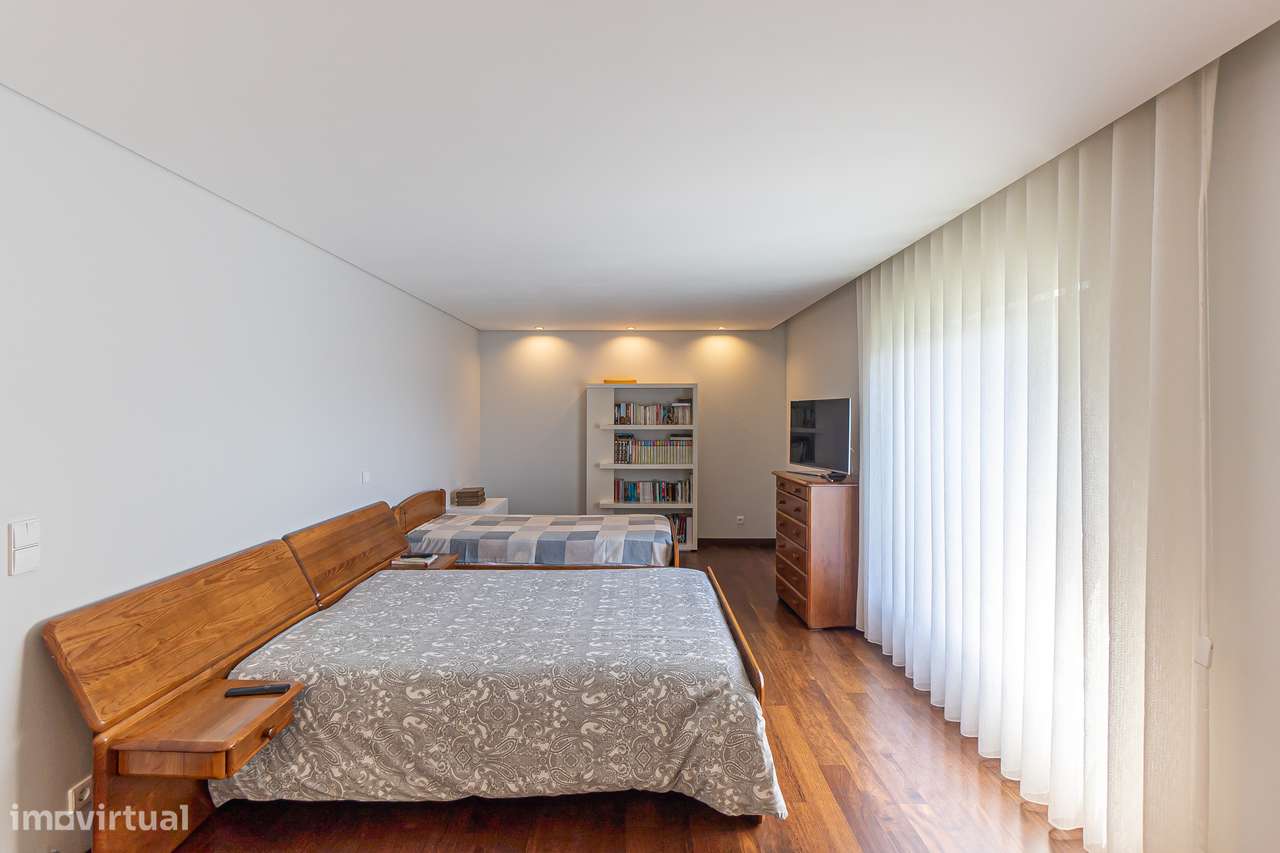 MORADIA TÉRREA T3 de LUXO a 1KM da PRAIA , com 348 m² em LOTE 2300 m²-32
