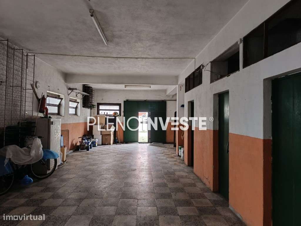 Lugar de parqueamento e arrecadação na Cruz de Pau - Grande imagem: 5/10