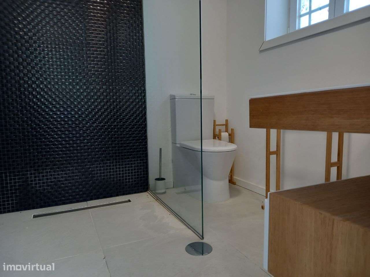 Moradia com 4 suítes, piscina e casa de hóspedes-16