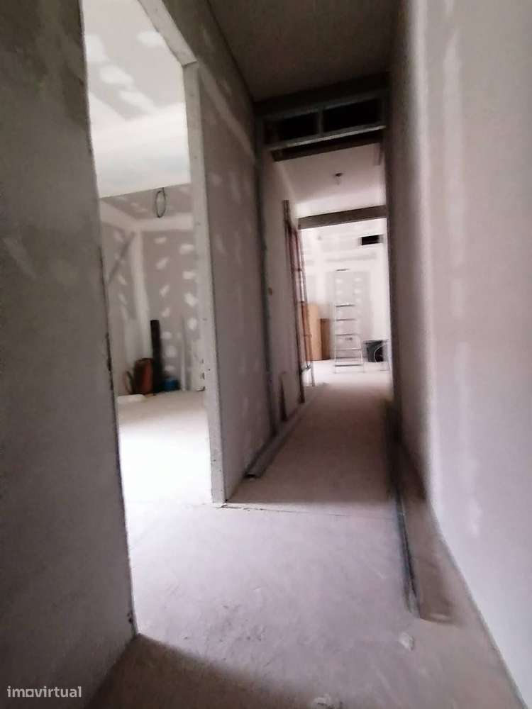 Vende-se Moradia T2 renovada junto a Cernache.-10