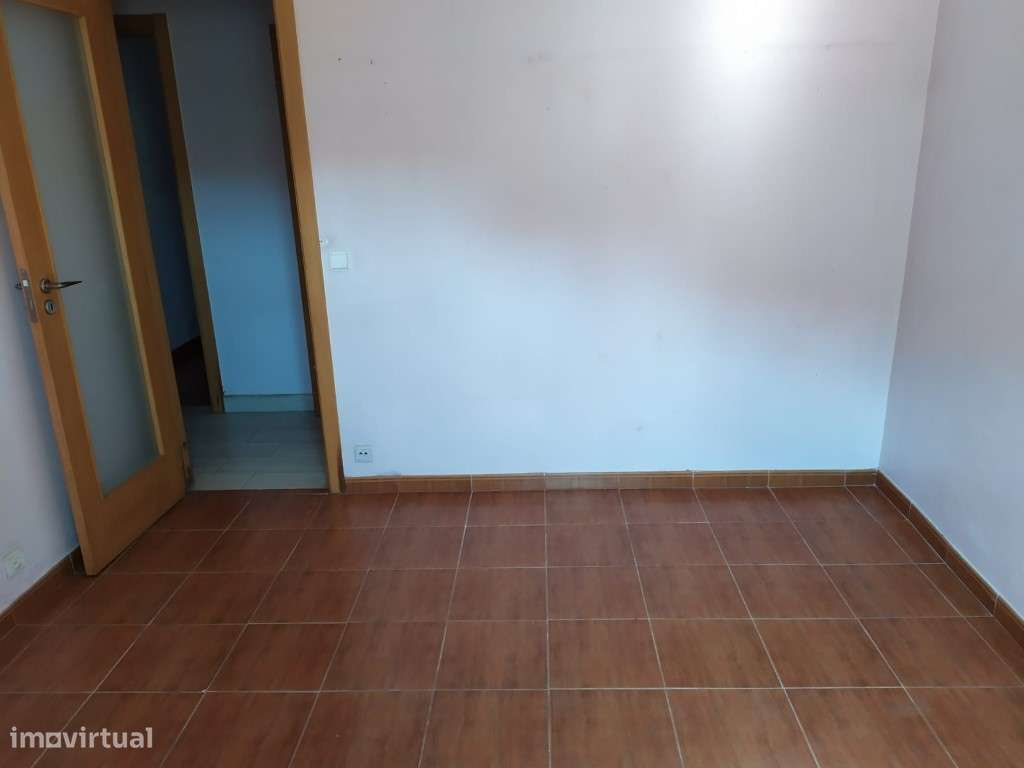 Apartamento T2 com localização privilegiada na Venteira, Amadora.-5