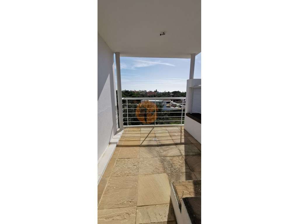 Moradia totalmente renovada numa zona calma onde predomina a habita...-11