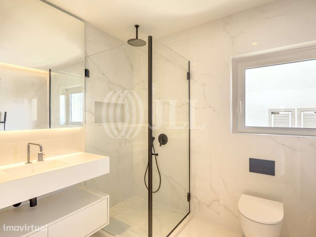 Moradia T5+2 com piscina no Estoril-18