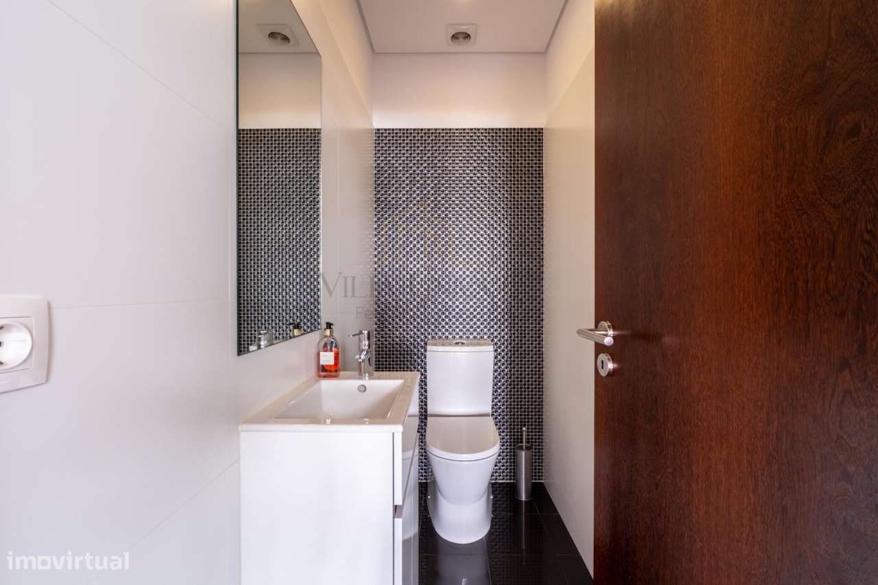 Moradia Geminada T3 com Suite, Jardim de Inverno, Garagem Fechada...-17