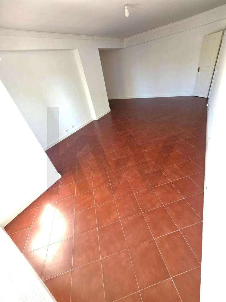 Estoril – Alapraia | Apartamento T2 Luminoso com Garagem Próximo da Pr-9