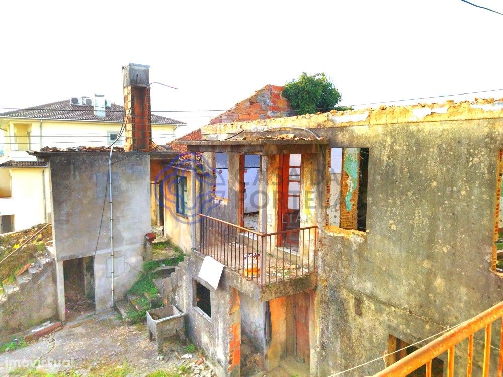 Casa em Ruínas em São Roque , Oliveira de Azeméis de duas frentes.