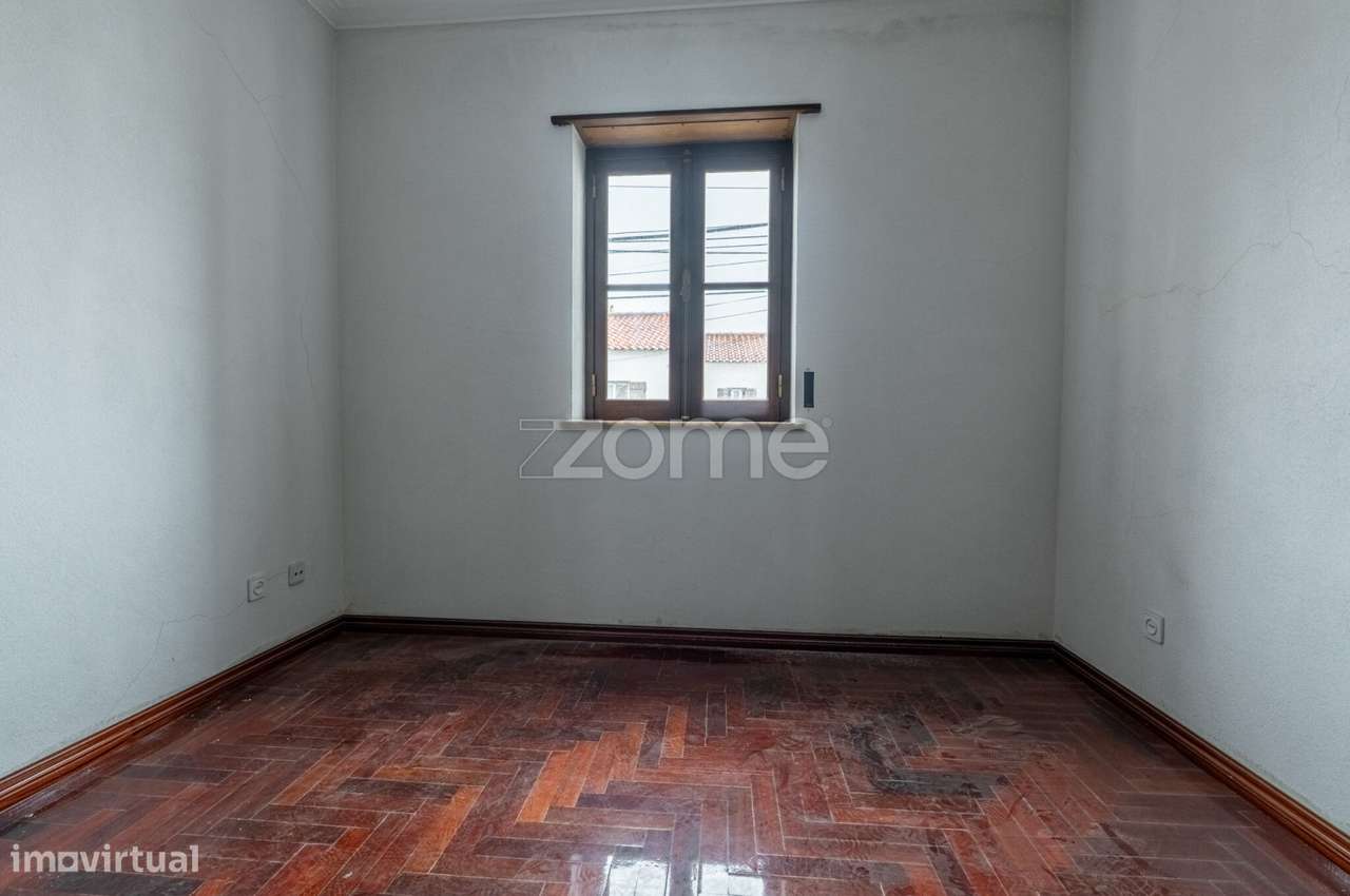 Moradia T3+1 em Manique de Cima a necessitar de acabamentos-16