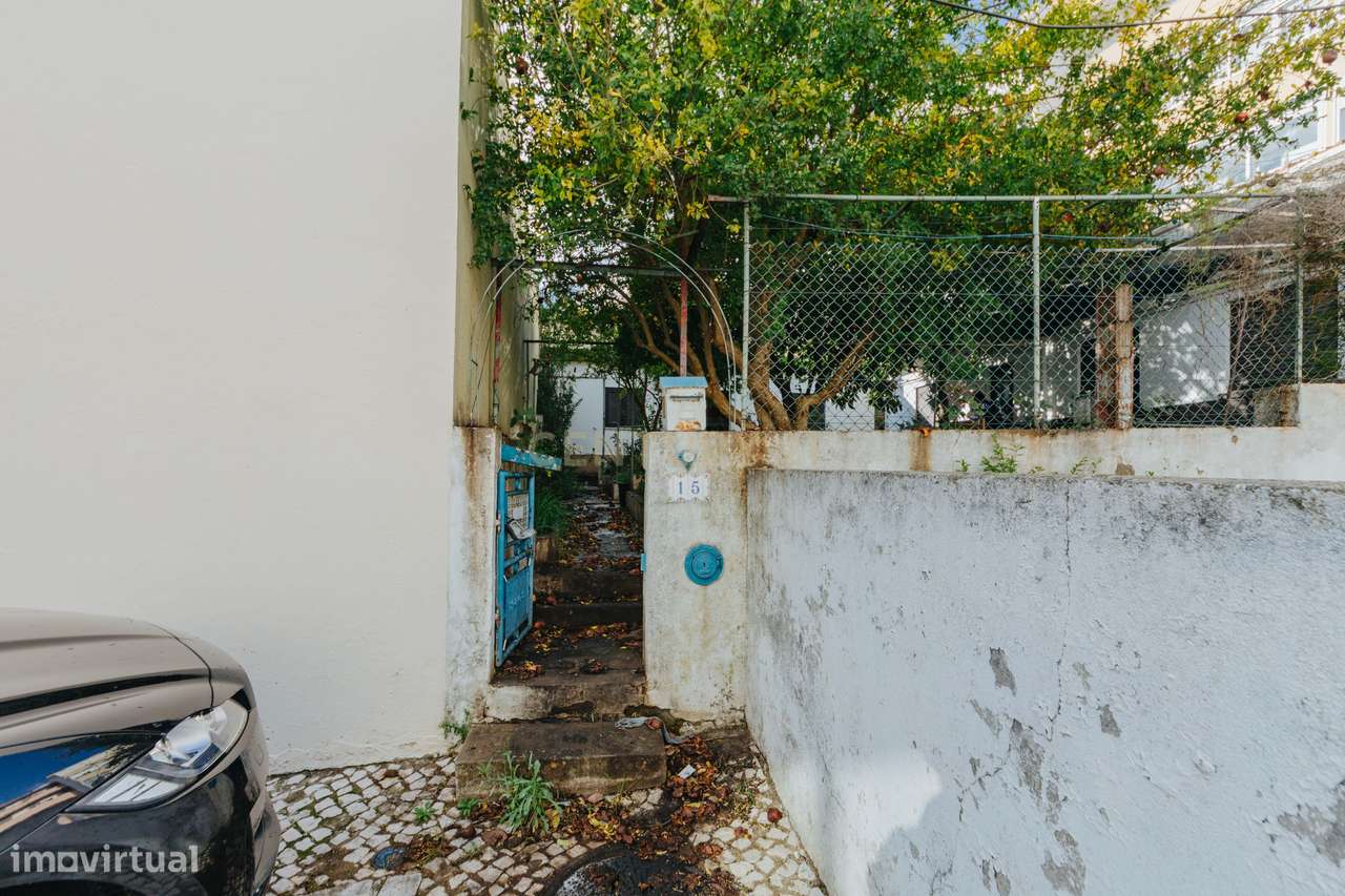 2 moradias para recuperar, com terreno, em Alverca.-6