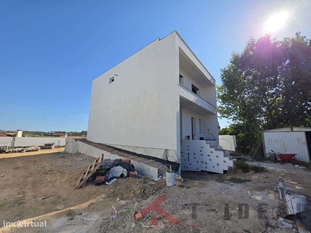 Moradia T3 Moderna Isolada-11