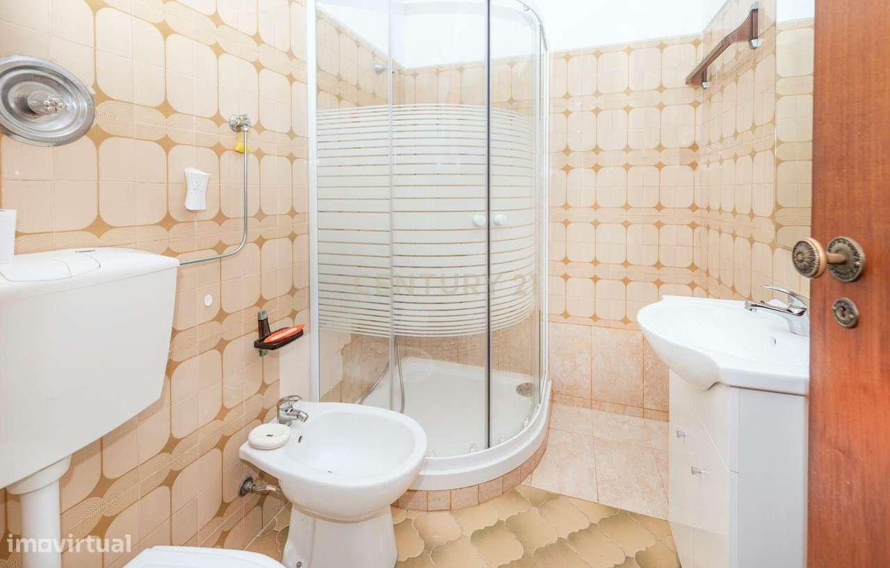 Apartamento T2 em Oeiras com Varanda e Boa Exposição Solar-13