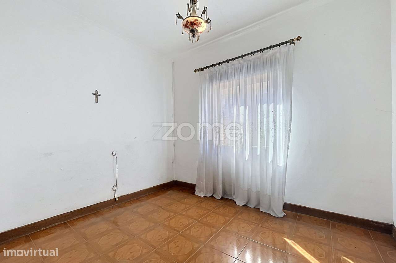Moradia T4 com jardim e espaço exterior-32
