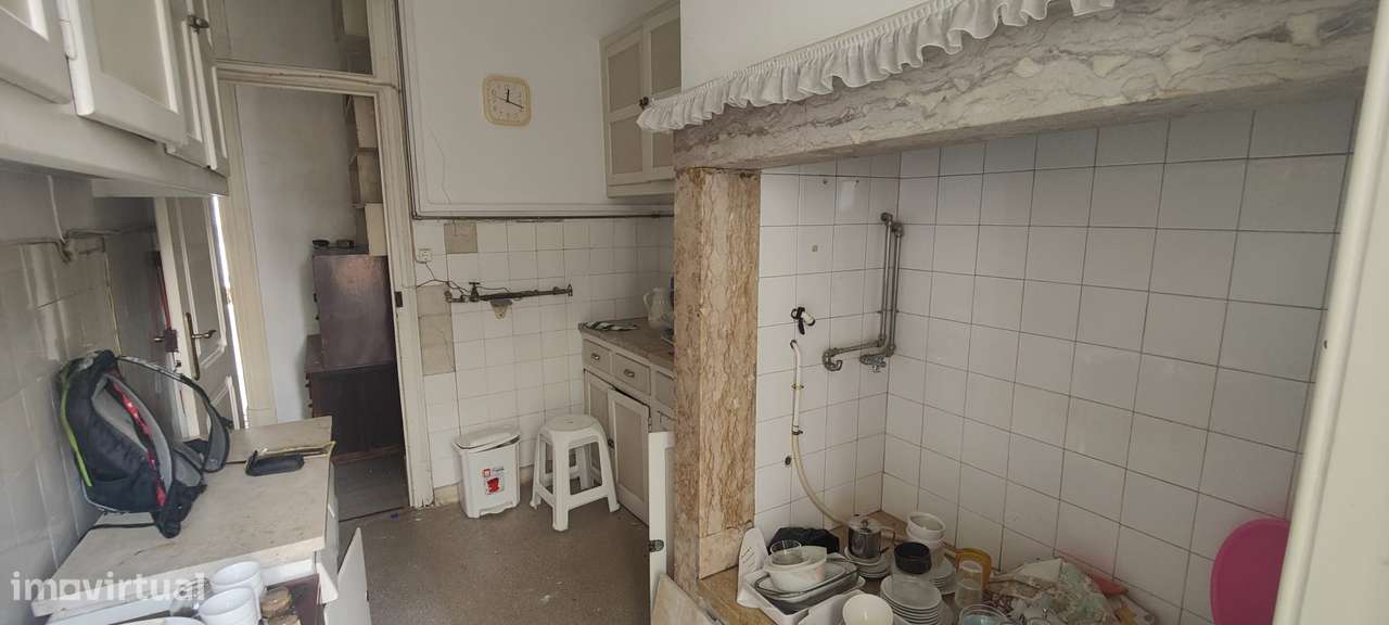 Apartamento T3 com varanda em Avenidas Novas, para remodelação total.-27