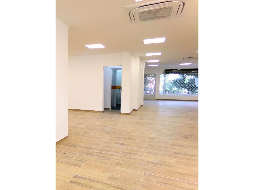 Espaço comercial com 586m² em Benfica-6