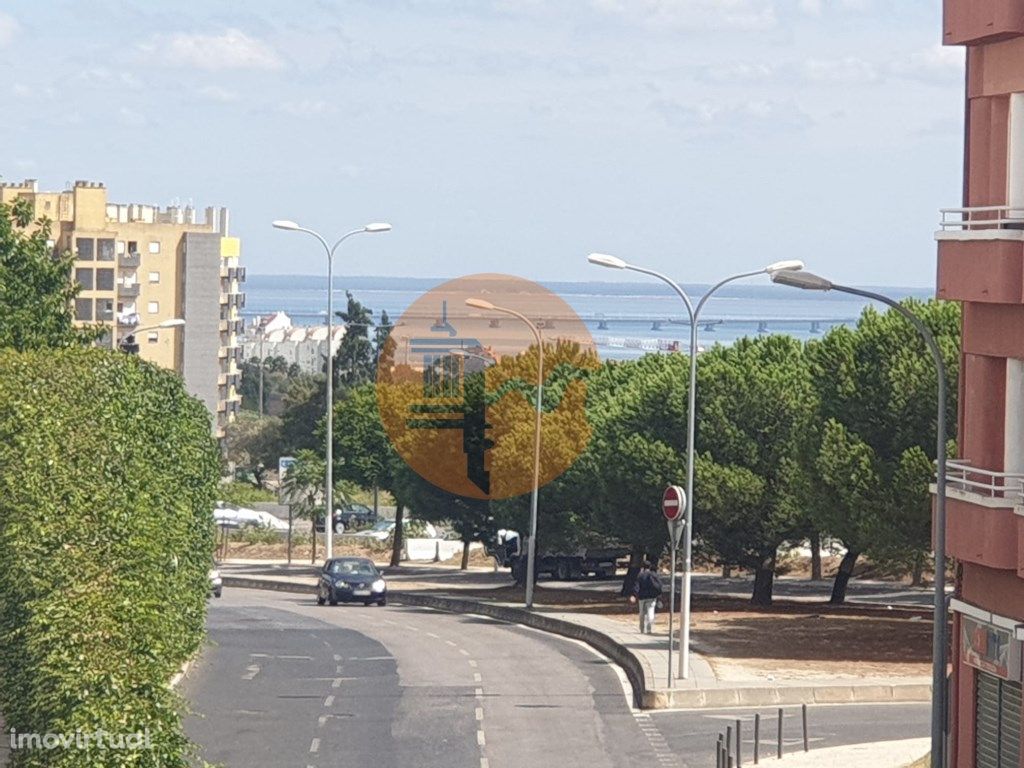 Fantástico ApartamentoT1 com Vista Rio e Varandas abertas...