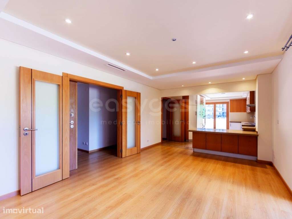 T2 Colinas do Cruzeiro com garagem para mais de 20 carros e terraço...-3