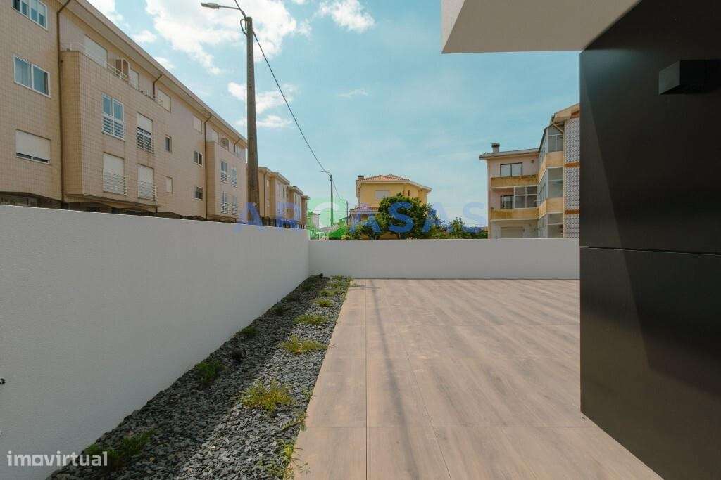 Apartamento T1 com terraço e lugar de garagem em São Cosme, Gondomar-7