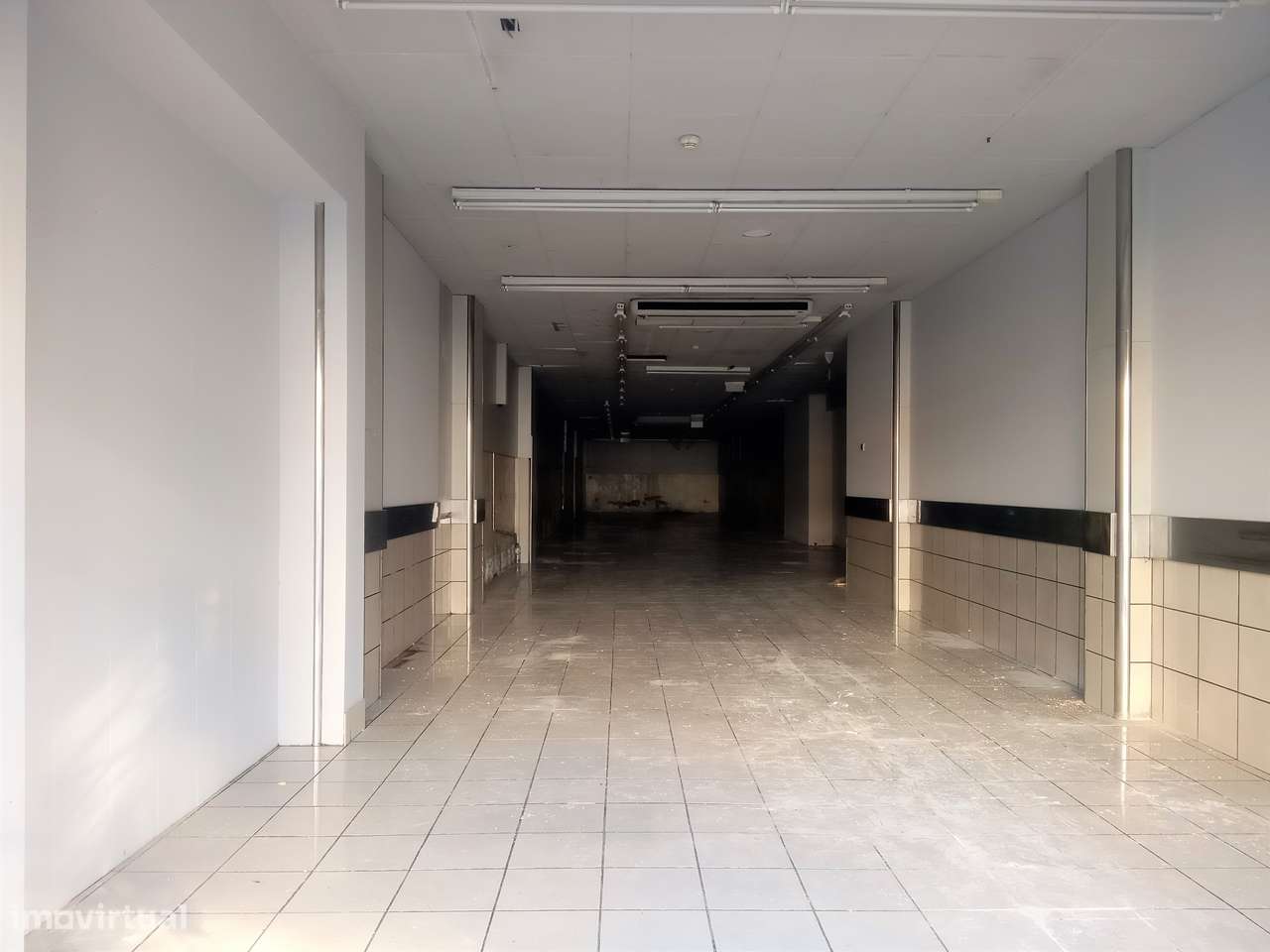 Atenção Srs. Investidores: Loja c/ 219m² c/ rendimento - Porto (Amial) - Grande imagem: 3/4