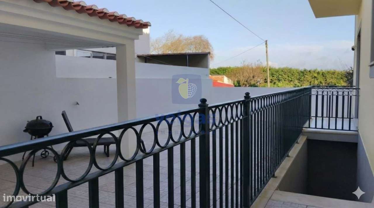 Moradia T4 de três pisos, situada na acolhedora Vila de Serra d’El-Rei - Grande imagem: 4/35