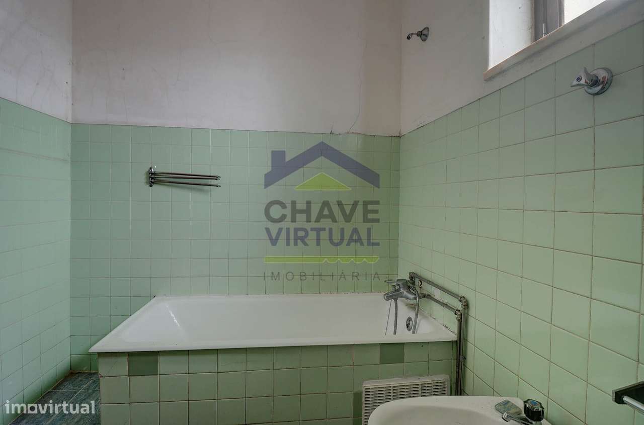 Moradia V4 com Quintal e Sõtão - Centro Bombarral-22