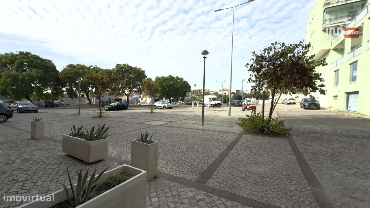 Loja 160m2 Camarate - Espaço Disponível a todas as Actividades Come...-36