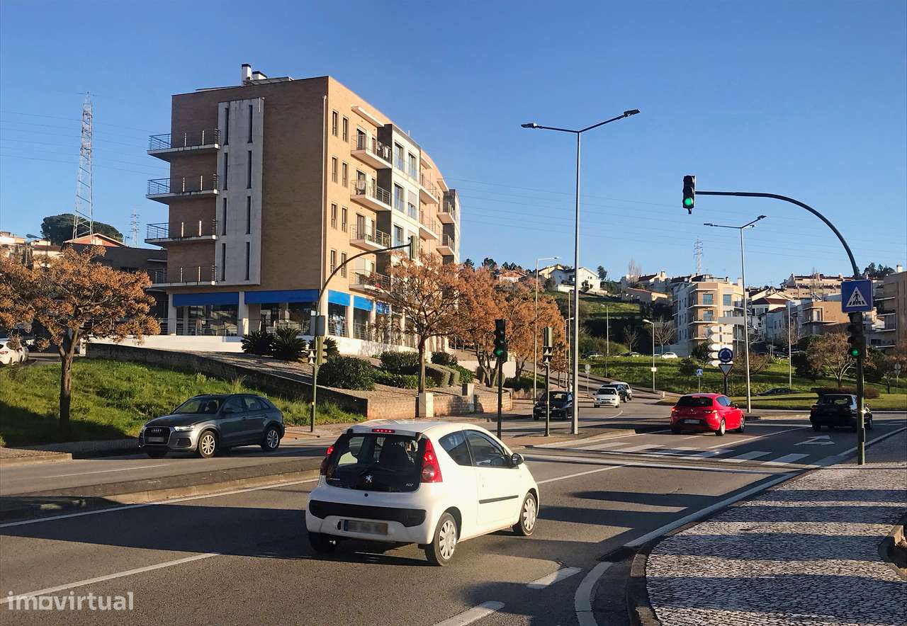 Garagem ampla para arrendamento – 90 m² na Rua Fernando Namora - Grande imagem: 4/4