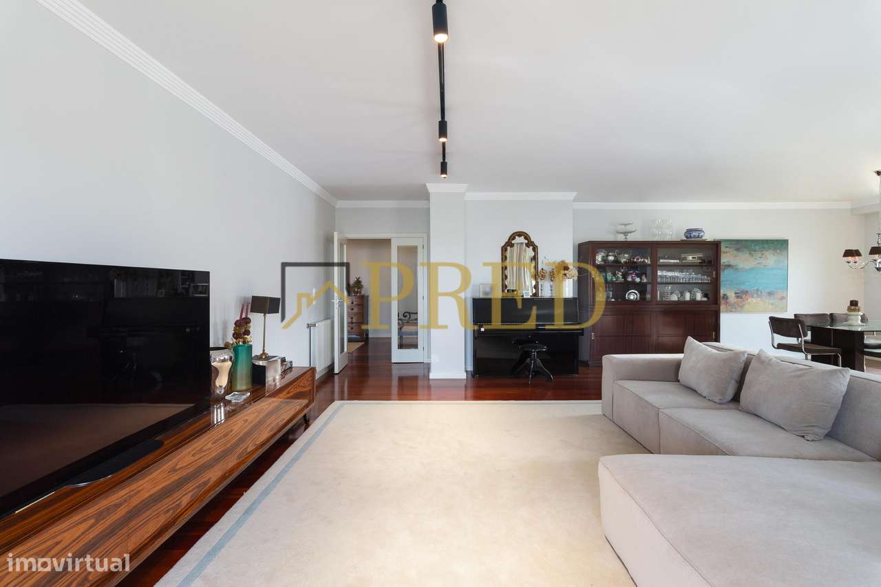 Apartamento T5, inserido no condomínio fechado 'Edifício Plaza'-6