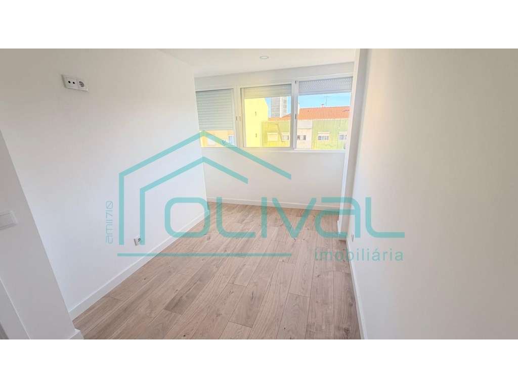 Centro de ALverca T2+1 +Terraço Remodelado-12