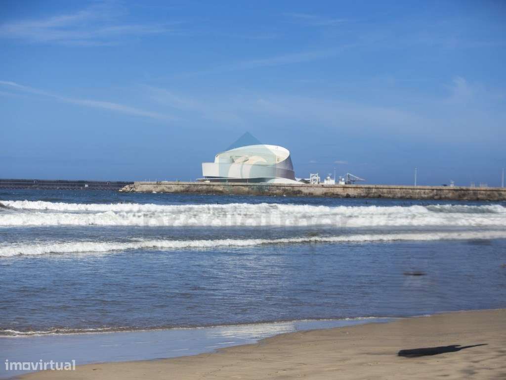 Conforto e Localização: T0 Pronto a Habitar Perto da Praia e Metro-18