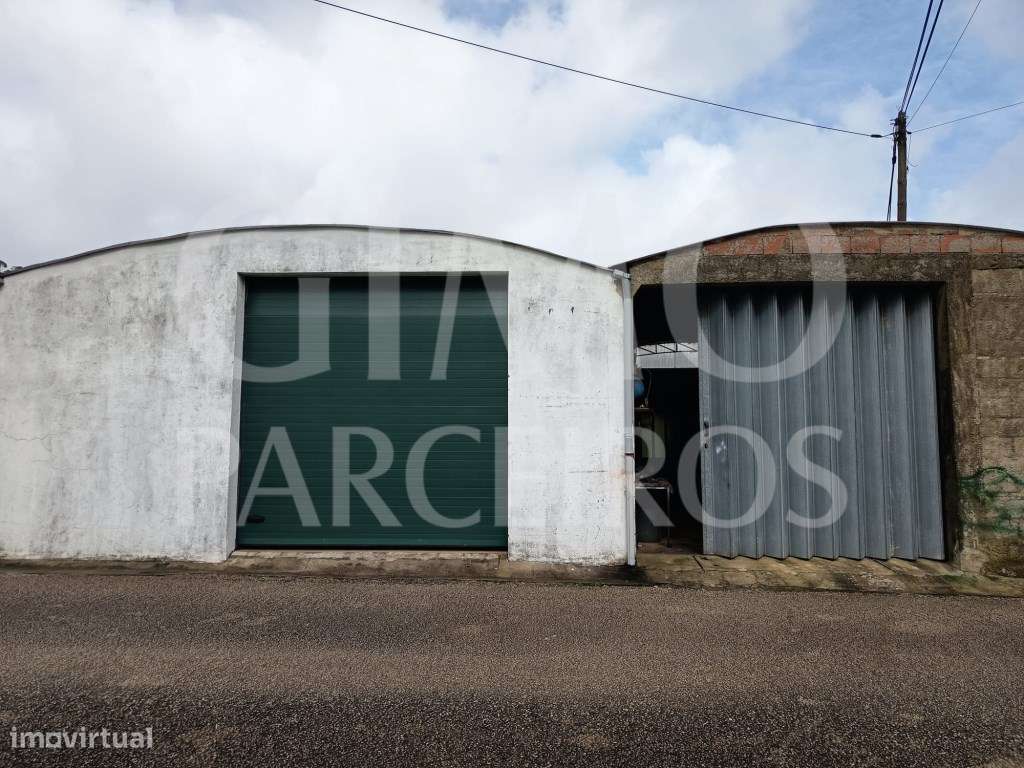 Moradia T3+Loja+Armazém-11