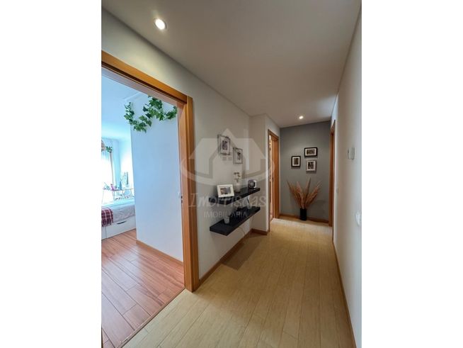 Apartamento T3 com garagem no Parque das Oliveiras, Camarate-24