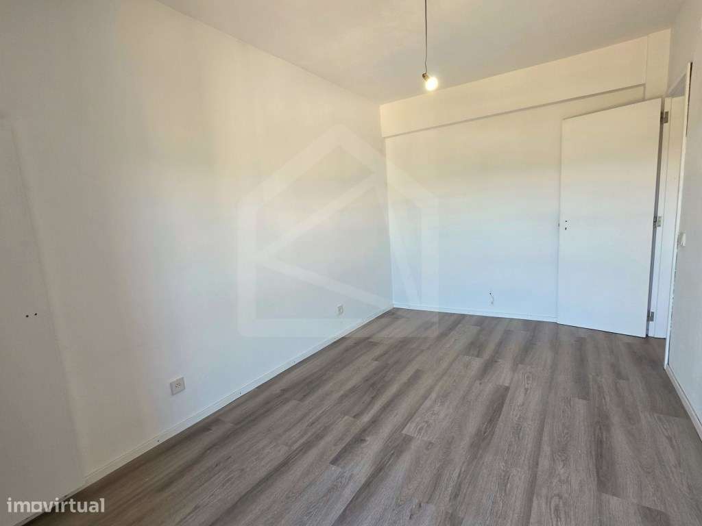 Apartamento T2 Renovado em São João da Madeira-12
