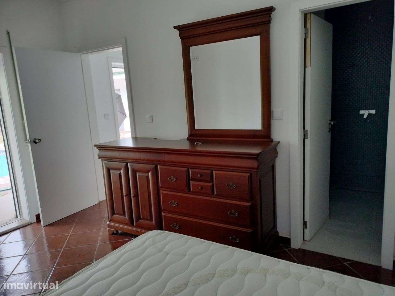 Moradia com 4 suítes, piscina e casa de hóspedes-26