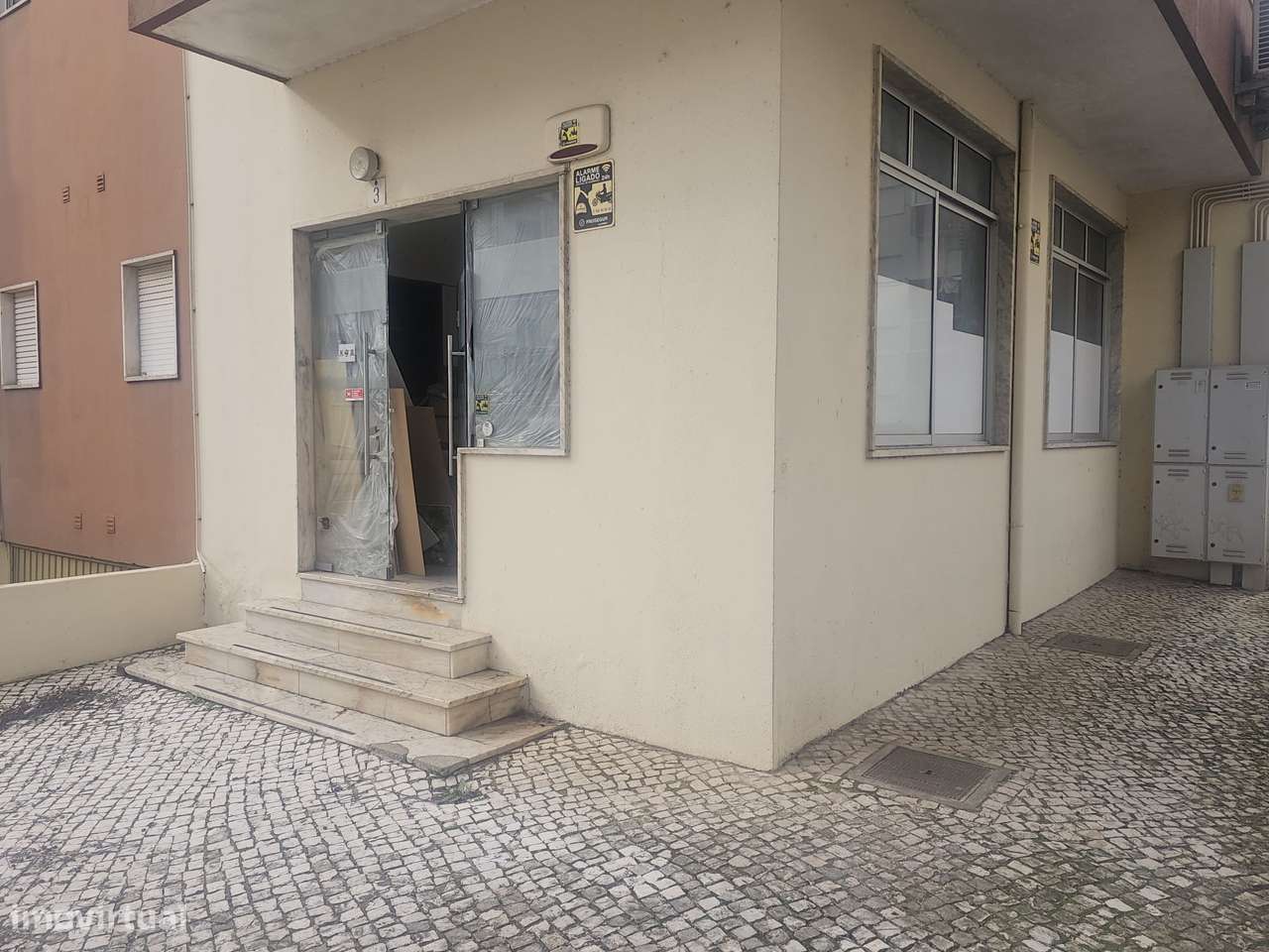 ARRENDA-SE LOJA NO ENTRONCAMENTO – 51m² | Excelente Localização - Grande imagem: 4/7