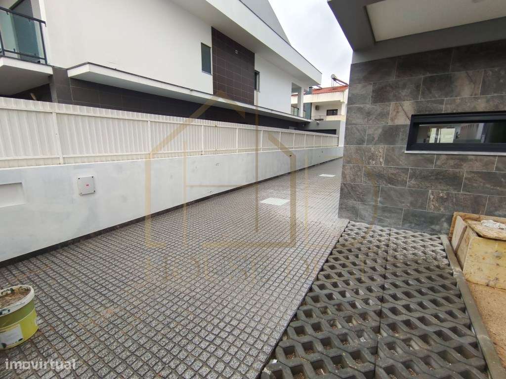 MODERNA Moradia T2+1 com Pérgola. Fernão Ferro - Grande imagem: 5/51
