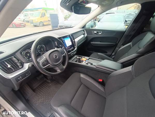 Volvo XC 60 B4 MHEV AT8 AWD Momentum Pro - 16