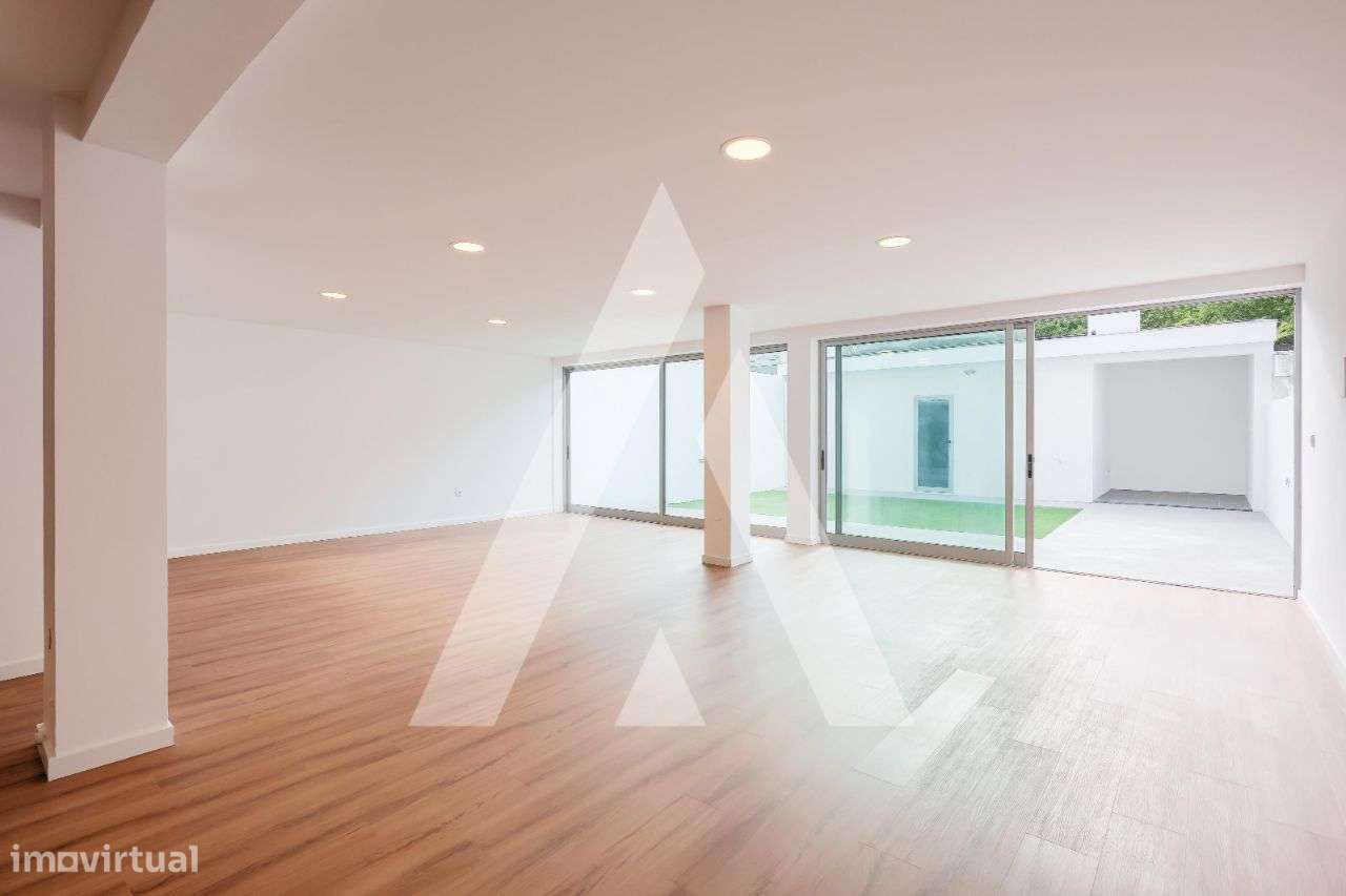 Moradia T3 +1 de arquitetura moderna e com logradouro - Grande imagem: 5/37