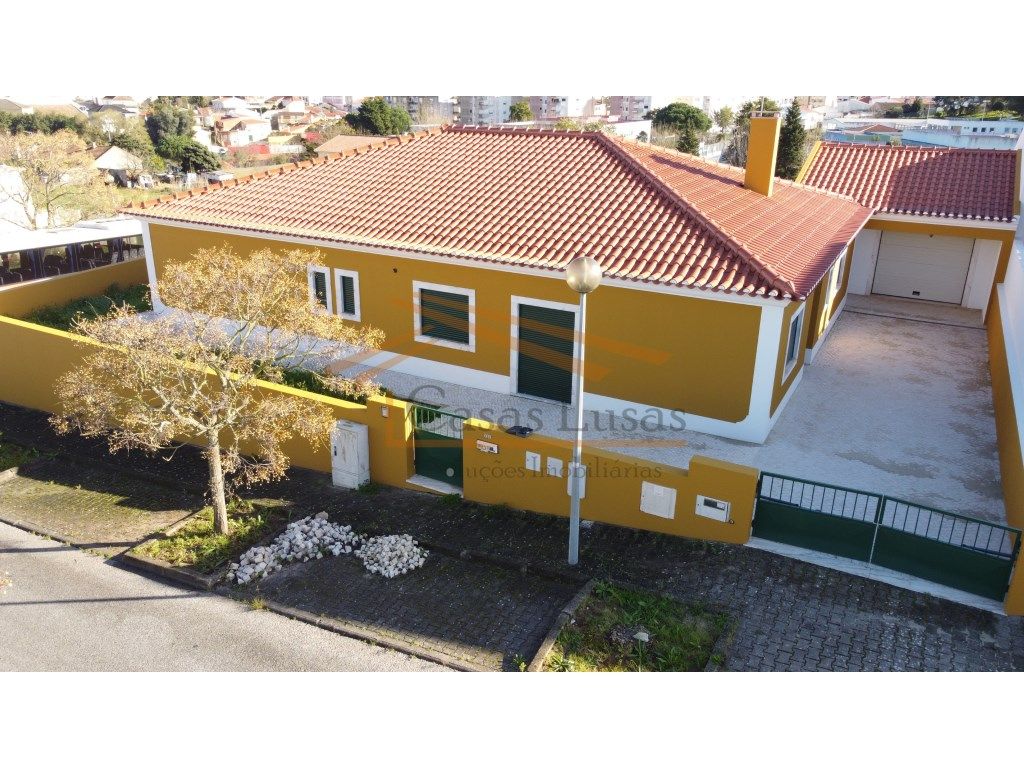 Moradia Térrea - T4 c/ jardim e Garagem