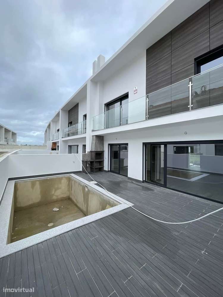 Moradia T4 com piscina e garagem - A Estrear-10