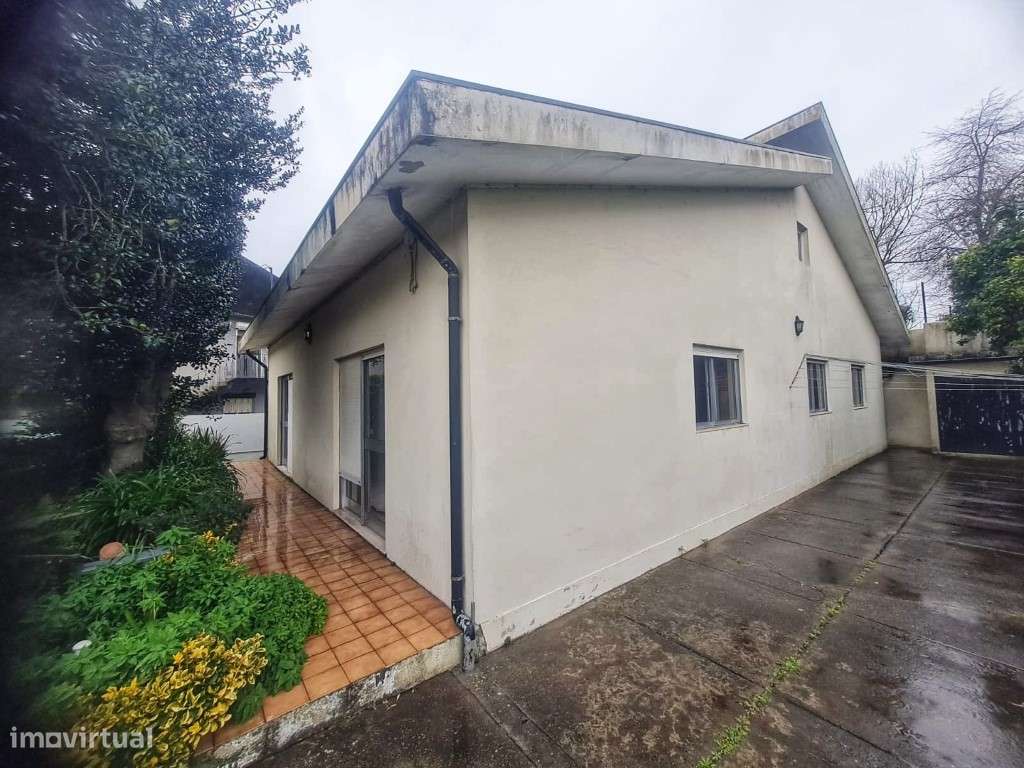Moradia V4/T4 rés do chão e isolada em Guifões- Porto-23