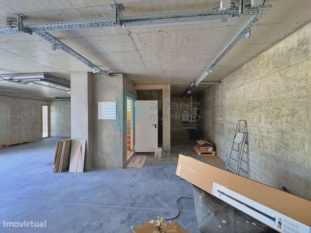 Moradia T4 Independente de Design Contemporâneo com Piscina e Garagem-29