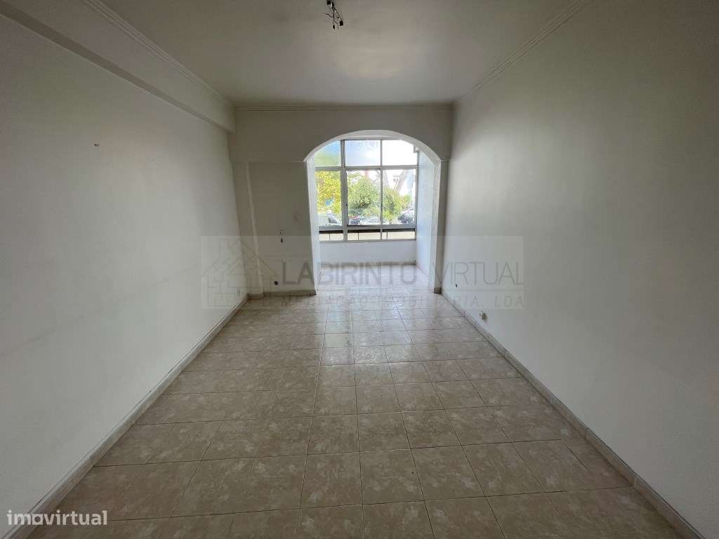 Vende-se T2 com varandas e arrecadação em Oeiras-0