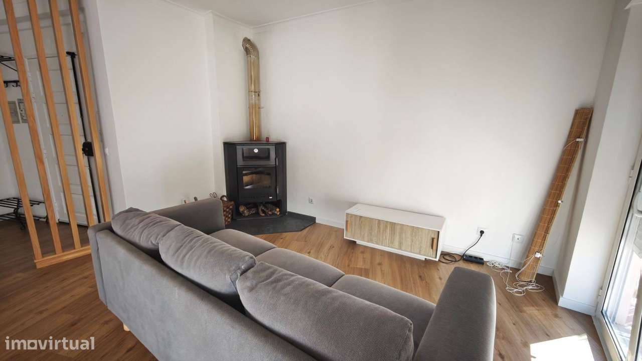 Apartamento T2 remodelado, com varanda e sótão. Centro da cidade.-4