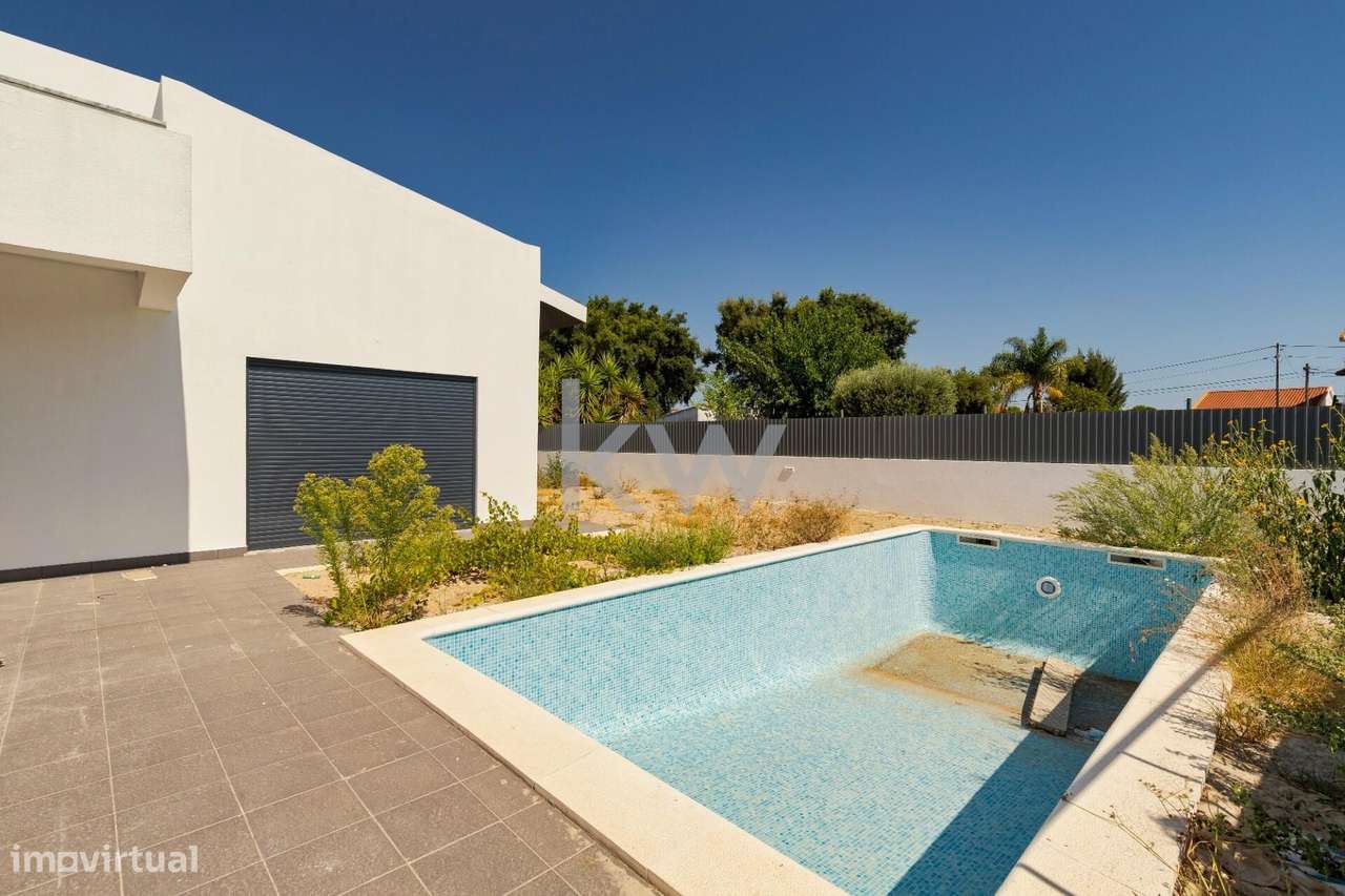 Deslumbrante moradia T5 de 2 pisos com piscina em Azeitão - Setúbal - Grande imagem: 2/27