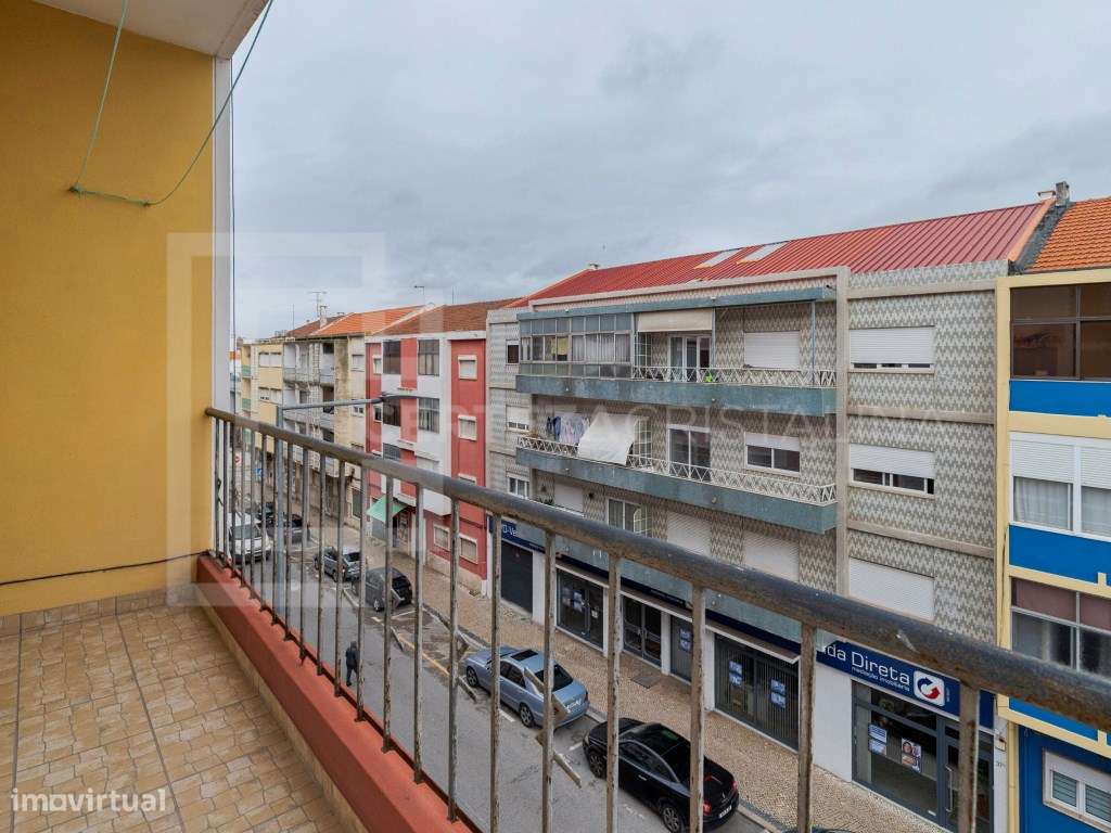 Apartamento T3 com varanda em gaveto no Barreiro-6