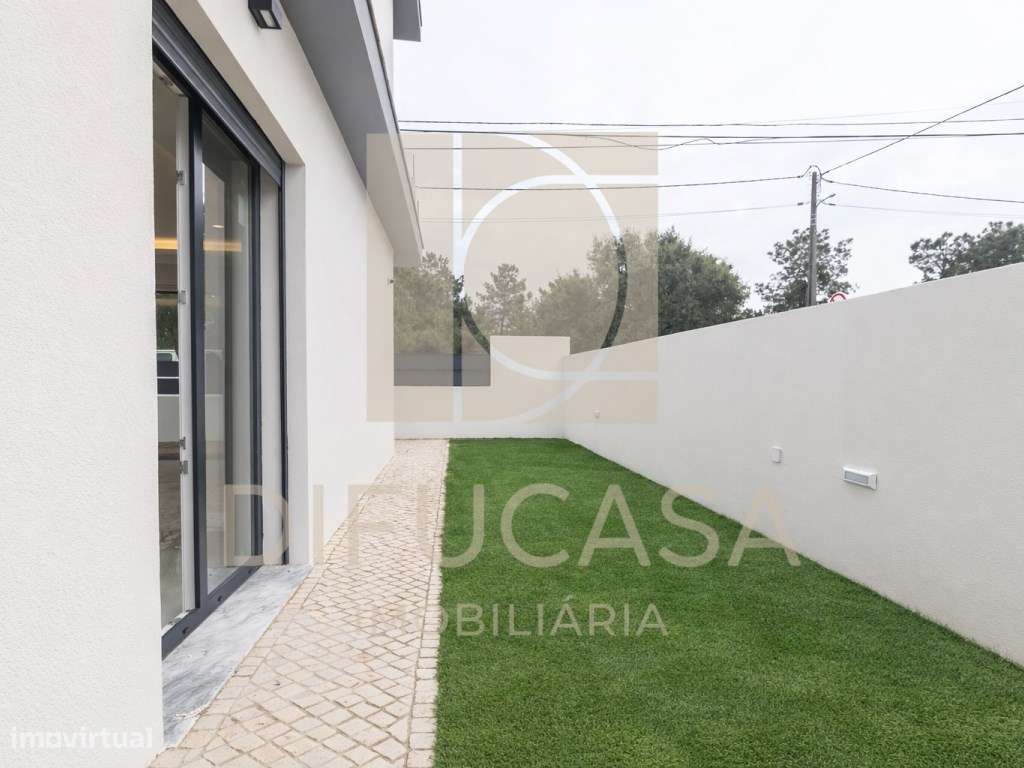 Moradia Isolada T4 c/ Piscina e Garagem-5