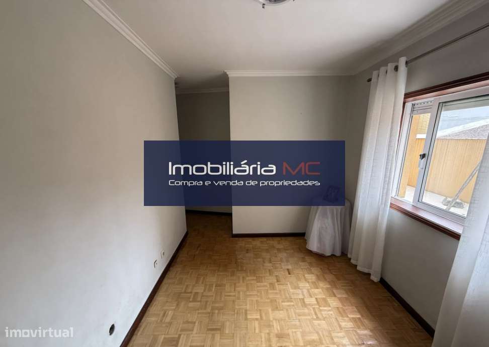 Apartamento T2 com terraço, junto à Avenida da República-8