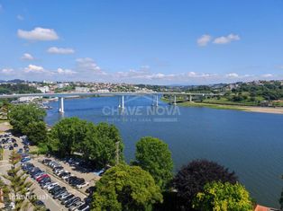 Apartamento T3, no Edifício "Varandas do Douro"